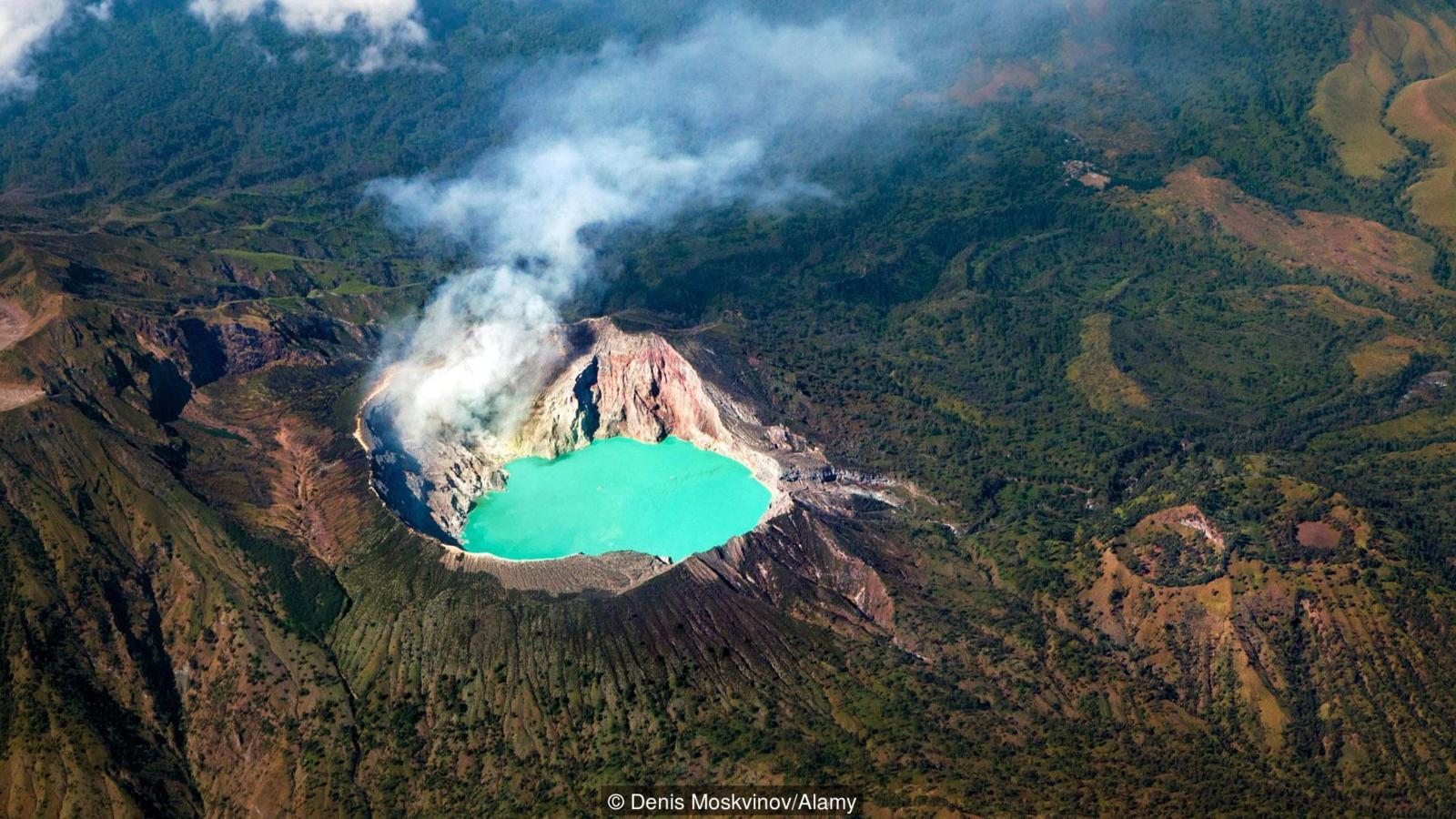 Tó az Ijen vulkánban. Indonézia